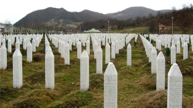 Photo of Arkivolet me mbetjet mortore të viktimave të gjenocidit të Srebrenicës u përcollën nga Visoko