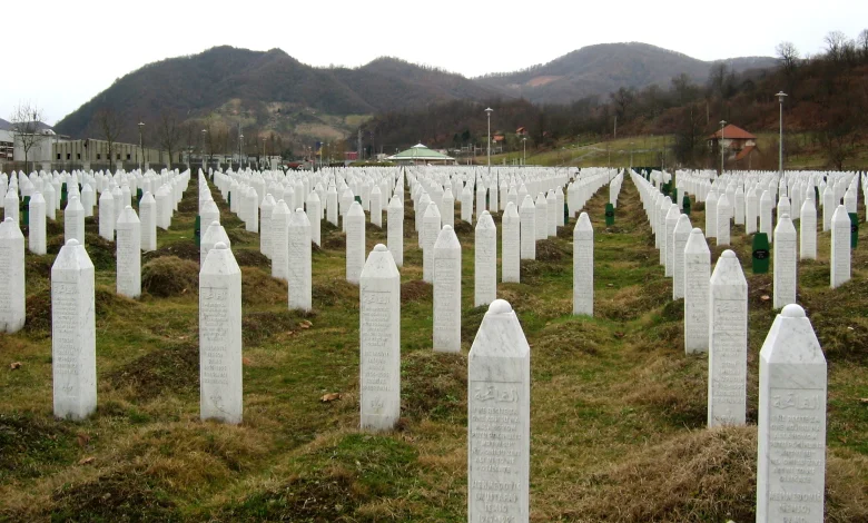 Arkivolet me mbetjet mortore të viktimave të gjenocidit të Srebrenicës u përcollën nga Visoko