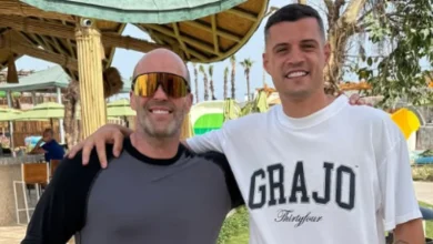 Photo of Xhaka në pushime takohet me aktorin e famshëm, Jason Statham