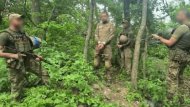 Photo of Momenti kur ushtarët ukrainas zënë rob lufte një ushtar rus në Kursk (VIDEO)