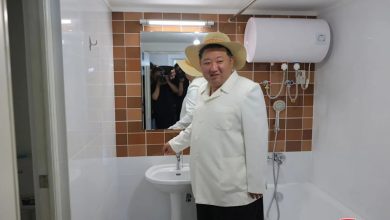 Photo of Me kapele kauboji dhe brenda një banje, fotot e fundit të Kim Jong-un bëjnë xhiron e rrjetit