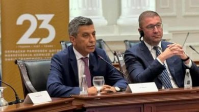 Photo of Kryekomiti Micko i skërmit dhëmbët vasal Mexhitit!