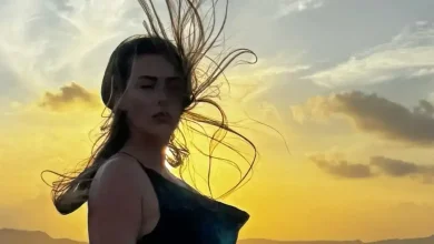 Photo of Olta Gixhari: Eleganca dhe shkëlqimi në plazhin e Sardinës