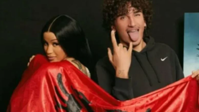 Photo of Cardi B shfaqet me flamurin kuq e zi
