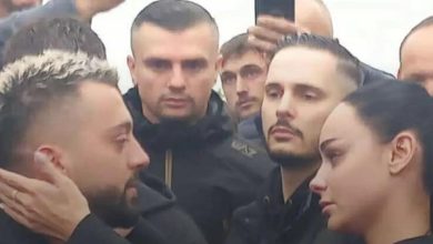Photo of Egli Tako merr pjesë në ceremoninë e varrimit të vëllait të Gjestit/VIDEO