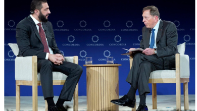 Photo of Skenë e papritur në Nju Jork! Presidenti i Sirisë në panel me ish-drejtorin e CIA-s, që ishte përgjegjës kur al-Sharaa u burgos