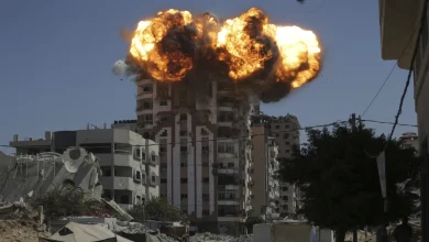 Photo of Izraeli përshkallëzon bombardimet, ministri i Mbrojtjes thotë se “Gaza po digjet”