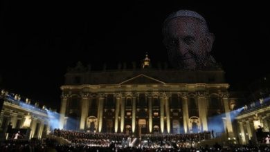 Photo of Spektakël mbi qiellin e Vatikanit, vepra nga Mikelanxhelo dhe Papa Françesku “pikturohen” nga 3,500 dronë