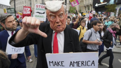 Photo of Protestohet kundër Trumpit teksa ai drekon me familjen mbretërore në Londër