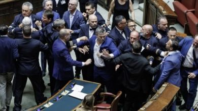 Photo of Kaos në Parlamentin italian, seanca ndërpritet pas përplasjes fizike mes deputetëve