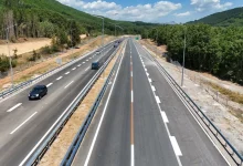 Photo of Vetura me targa serbe përmbyset në autostradë, plagosen rëndë prindërit dhe lëndohet fëmija dyvjeçar