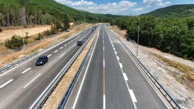 Photo of Vetura me targa serbe përmbyset në autostradë, plagosen rëndë prindërit dhe lëndohet fëmija dyvjeçar
