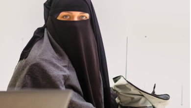 Photo of Parlamenti portugez miratoi ligjin që ndalon mbajtjen e burkas dhe nikabit