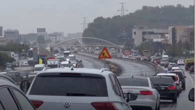Photo of Protesta “Liria ka emër”, Rruga e Kombit pa pagesë! Kalimi kufitar Kosovë-Shqipëri pa kontrolle, kolona të gjata veturash në hyrje të Tiranës