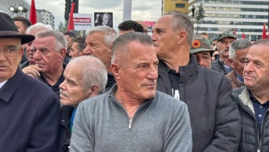 Photo of Babai i Granit dhe Taulant Xhakës në protestën për luftëtarët e UÇK-së