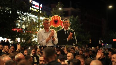 Photo of Sami Lushtaku publikon fotografi me Hashim Thaçin dhe Kadri Veselin dhe kumton fitoren (FOTO)
