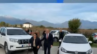 Photo of Bashkë me nënën, Haradinaj shkon në vendvotim