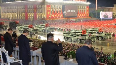 Photo of Koreja e Veriut mban paradë ushtarake, shfaq raketën e re ndërkontinentale