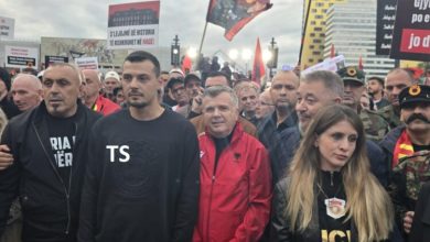 Photo of Djali i Hashim Thaçit në protestën madhështore në Tiranë: ” Liri për çlirimtarët!” dhe “Drejtësi për UÇK-në” (VIDEO)