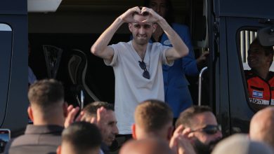 Photo of Të lidhur me zinxhirë në tunele, torturë dhe izolim/ Ish-pengjet e Hamasit zbulojnë tmerret e robërisë
