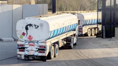 Photo of Kamionë me ndihma humanitare presin në radhë në kufi, ndërsa Izraeli vazhdon të mbyllë pikën e kalimit