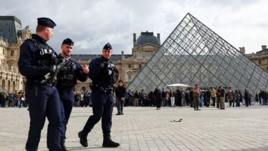 Photo of Pesë të dyshuar të rinj të arrestuar për vjedhjen e bizhuterive në Louvre