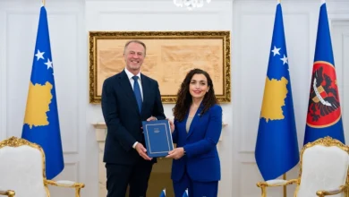 Photo of Presidentja e Kosovës Vjosa Osmani priti në takim ambasadorin e BE-së, Aivo Orav dhe pranoi Raportin për Kosovën 2025 nga Komisioni Evropian