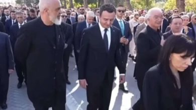 Photo of Kortezhi për Fatos Nanon, Kurti shihet mes Edi Ramës e Xhavit Halitit në bulevard