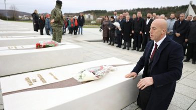 Photo of Haradinaj bën homazhe në Prekaz: Nëntori muaj i shenjtë
