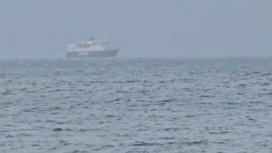Photo of Moti i keq “mbërthen” vendin/ Trageti i linjës Brindisi-Vlorë nuk ankorohet në port, shkak erërat e forta dhe dallgët e larta