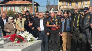 Photo of Rezistuan 6 orë ndaj forcave serbe, familjarët përkujtojnë heronjtë Afrim Zhitia e Fahri Fazliu