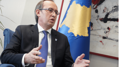 Photo of Hoti: Kosova po mbetet prapa në raportet me SHBA-në, Serbia po forcon bashkëpunimin strategjik