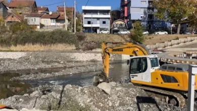 Photo of Sabotazh në urën e re të Mitrovicës? Vërshon uji, pronari: U lëshua nga Ujmani