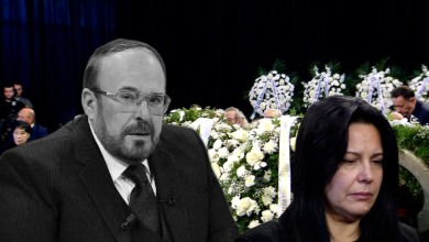Photo of Xhoana Nano dhe ish-bashkëshortja Rexhina në ceremoninë e homazheve për Fatos Nanon