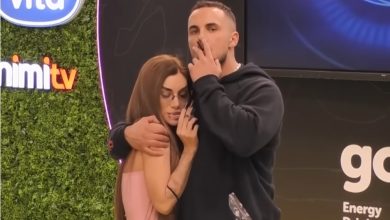 Photo of “Hajde flej me mua, t’shti në gji”, Edi dhe Bia përqafohen në oborr (VIDEO