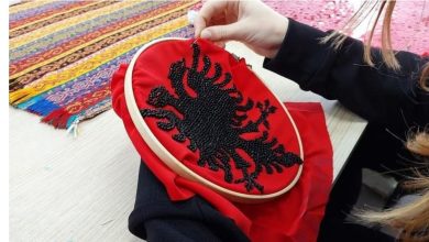 Photo of Rama e nis mëngjesin Kuq e Zi, me foto të qëndisjes së flamurit nga duart e fëmijëve