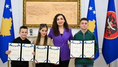 Photo of Gjetën portofolin me para dhe e dorëzuan në polici, Osmani ndan mirënjohje për tre fëmijët nga Ferizaj