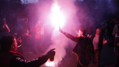Photo of Video/ Nis festa shqiptare para duelit me Anglinë, qindra tifozë marshojnë me këngë, valle e fishekzjarrë drejt stadiumit