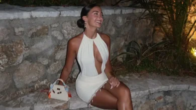 Photo of Alba Vukaj me një pamje të zezë që ndriçon skenën