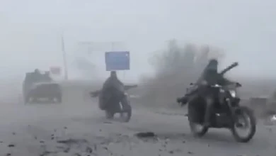 Photo of Ushtarët e Putinit me motoçikleta dhe automjete të vjetra dhe shkatërruara tentojnë t’ia ‘mësyjnë’ pozicioneve ukrainase