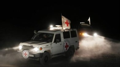 Photo of Izraeli dorëzon trupat e 45 palestinezëve, pasi Hamasi ktheu ata të 3 ushtarëve