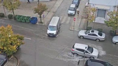 Photo of Shiu ‘përmbyt’ rrugët në Durrës, qytetarët në vështirësi