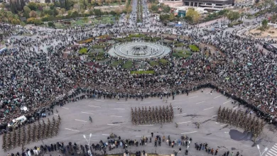 Photo of Paradë ushtarake në Damask me rastin e përvjetorit të parë të rënies së regjimit të Bashar al Asadit