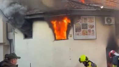 Photo of Zjarrfikësit në vendngjarje, pamje të zjarrit në Prizren që i mori jetën një fëmije