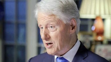 Photo of Bill Clinton reagon për herë të parë pas publikimit të fotos në pishinë me Maxwell