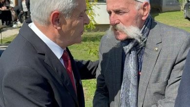 Photo of Ali Ahmeti uron Rifat Jasharin për ditëlindjen e tij