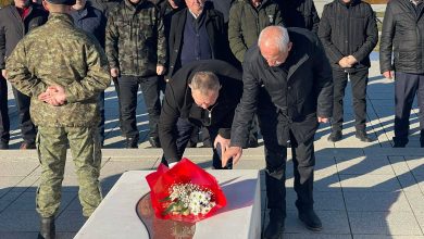 Photo of Homazhe në Prekaz për Ditën e Veteranit, Gucati: Sot nuk ndihemi edhe aq të lirë