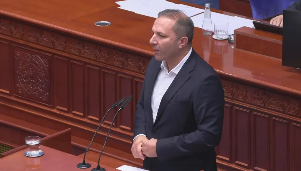 Spasovski  Drejtori Gajdov u punësua si shqiptar  ndërsa drejtor u bë si maqedonas
