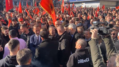 Photo of Daut Haradinaj arrin në Sheshin Skenderbe në Shkup i bashkohet protestës së Çlirimtarëve