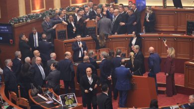 Photo of Një orë tension, përplasje fizike, tym nga flakadanët, hedhje uji e sendesh drejt Peleshit e Gardës… mbyllet seanca plenare